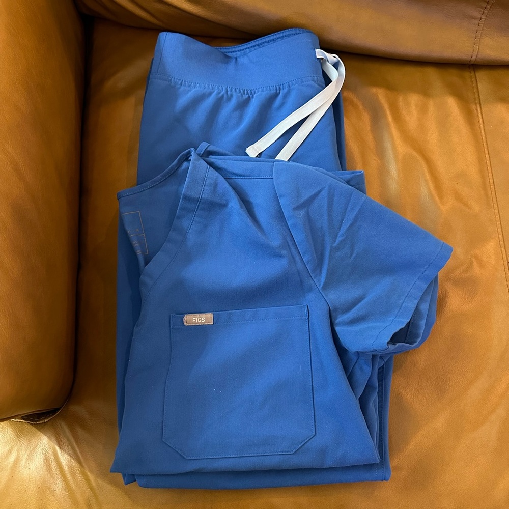 Figs scrub set. Livingston bottoms size M. Catarina top size M.